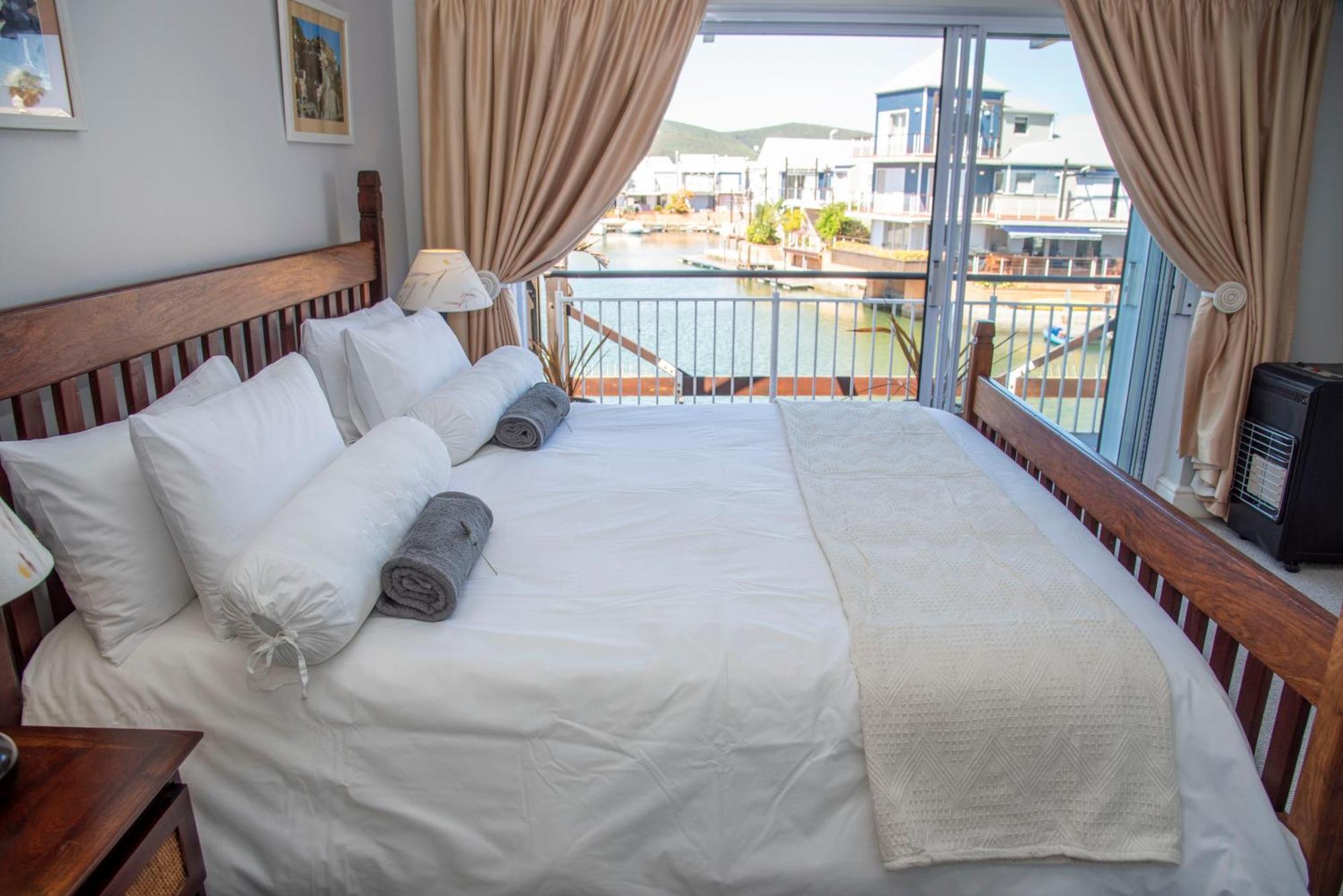 Waterfront 2 Bed With Mooring At Quays Holiday home *