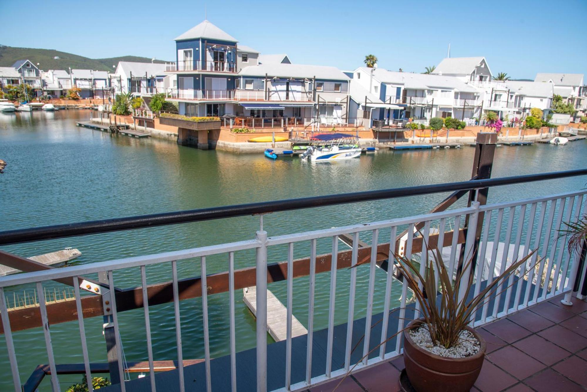 Waterfront 2 Bed With Mooring At Quays Holiday home