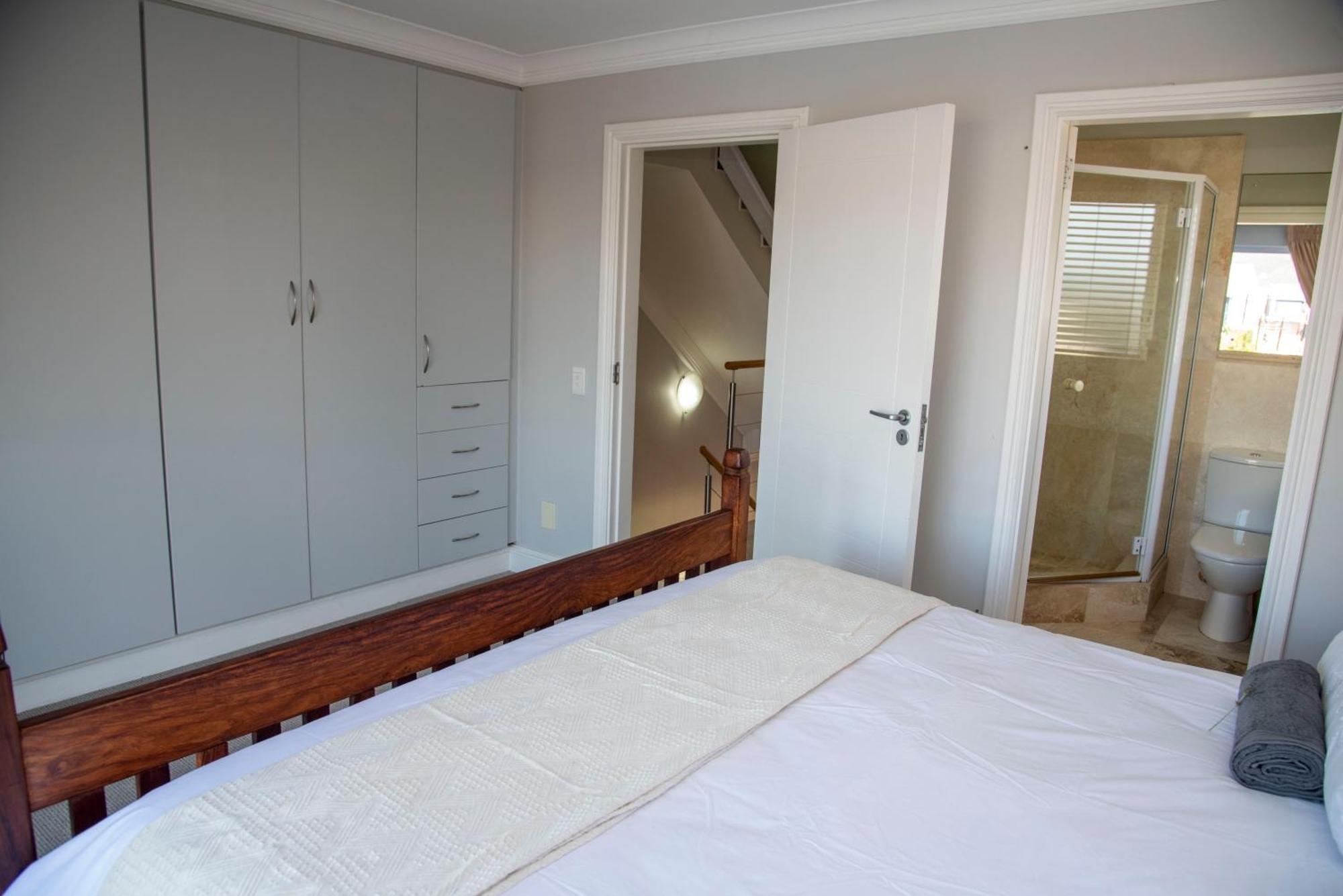 Waterfront 2 Bed With Mooring At Quays