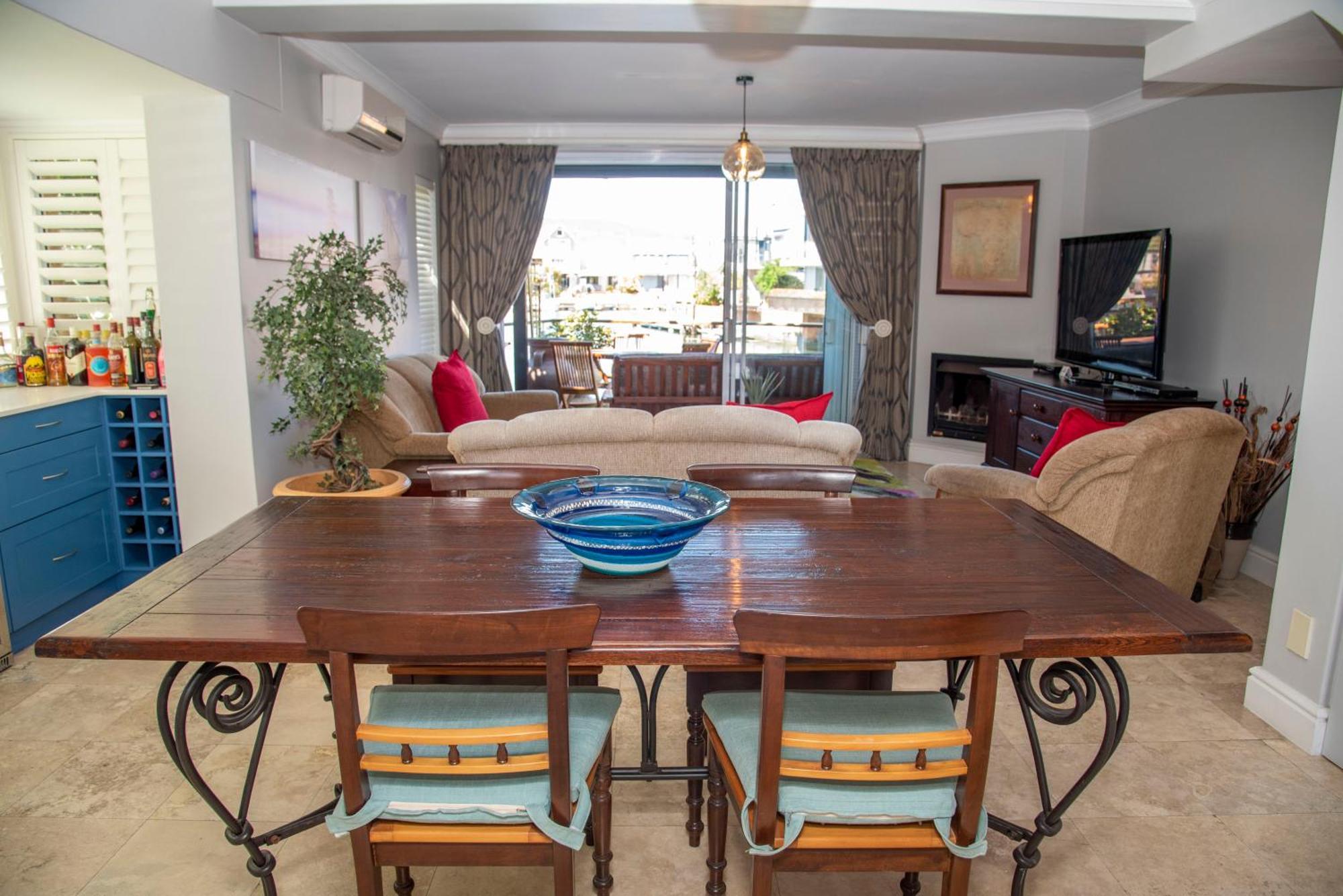 Waterfront 2 Bed With Mooring At Quays Holiday home *