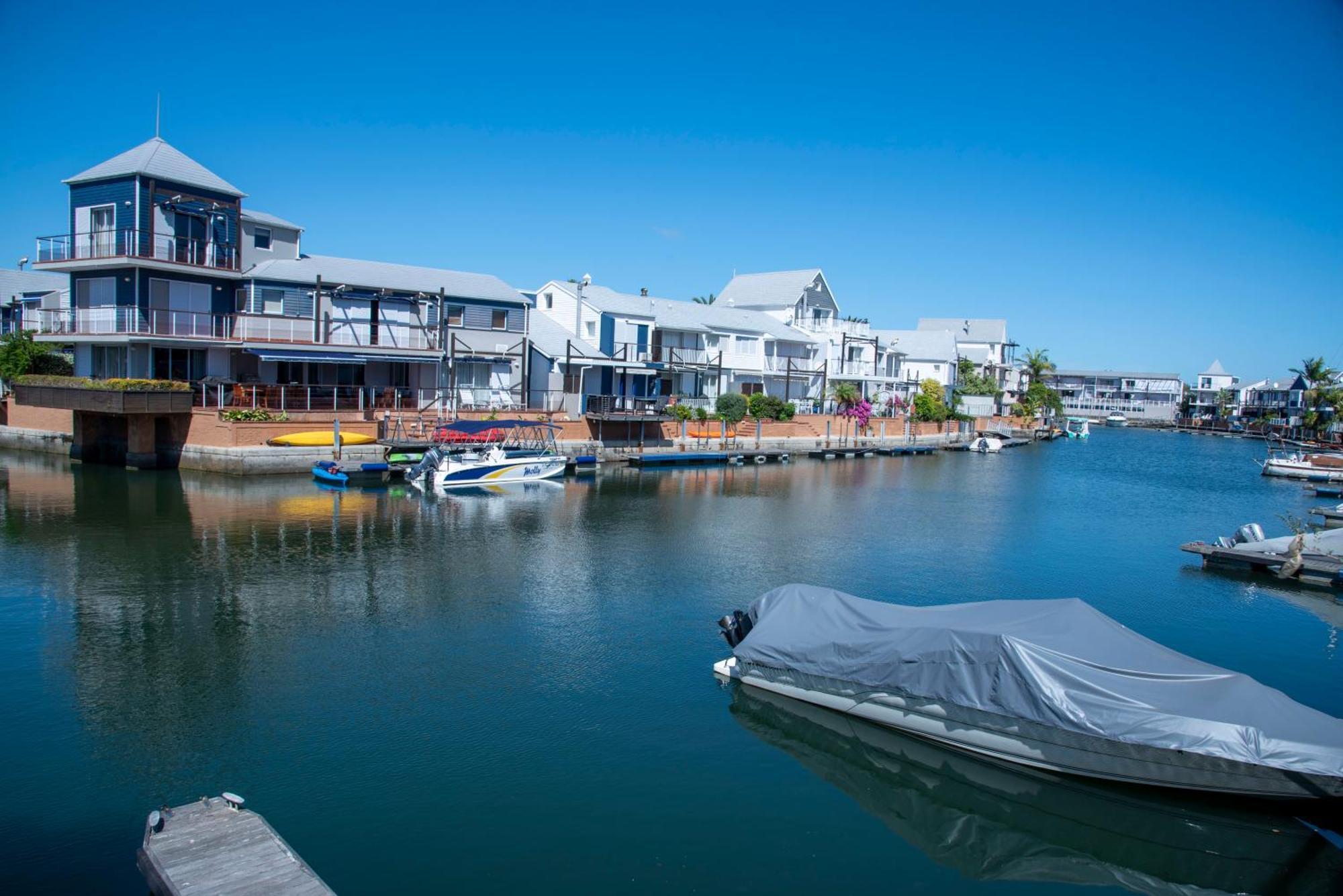Waterfront 2 Bed With Mooring At Quays Holiday home